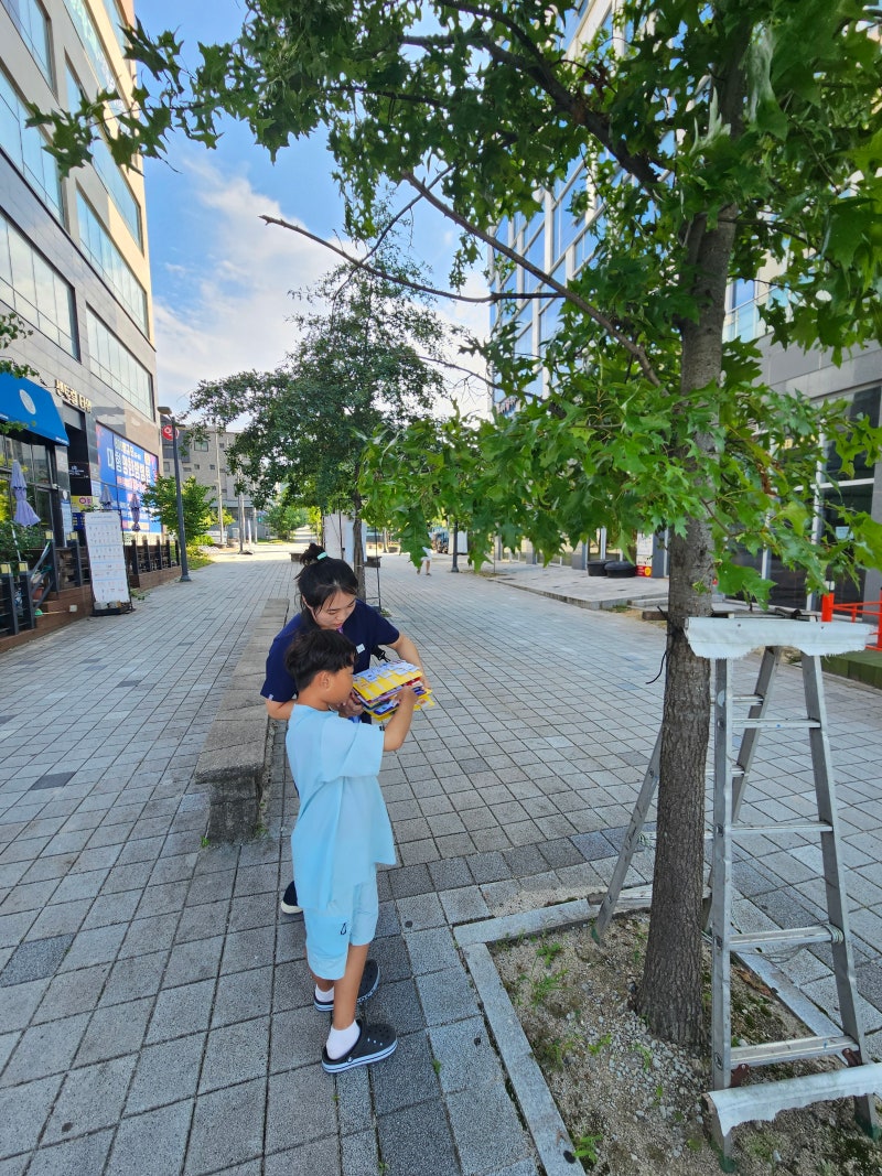 아이가 직접 AAC 상징을 찾아보는 모습