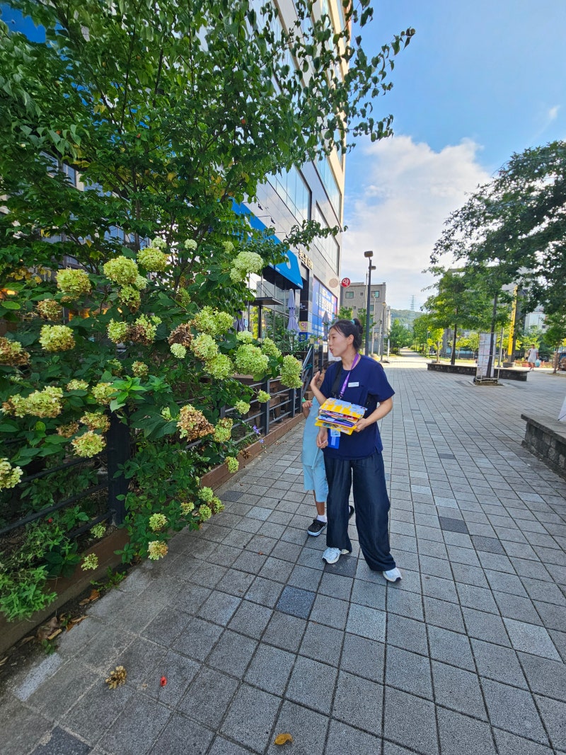 선생님의 질문을 듣고 보이는 것을 AAC로 표현