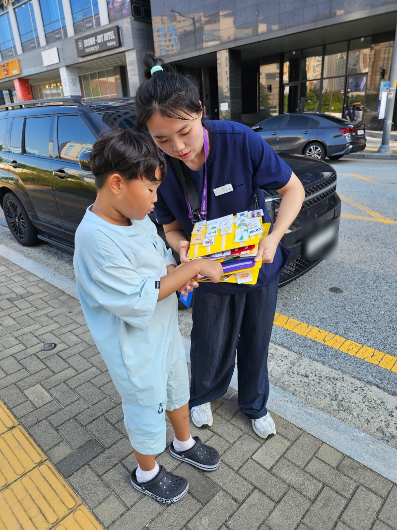 AAC 상징을 손가락으로 직접 선택하는 순간
